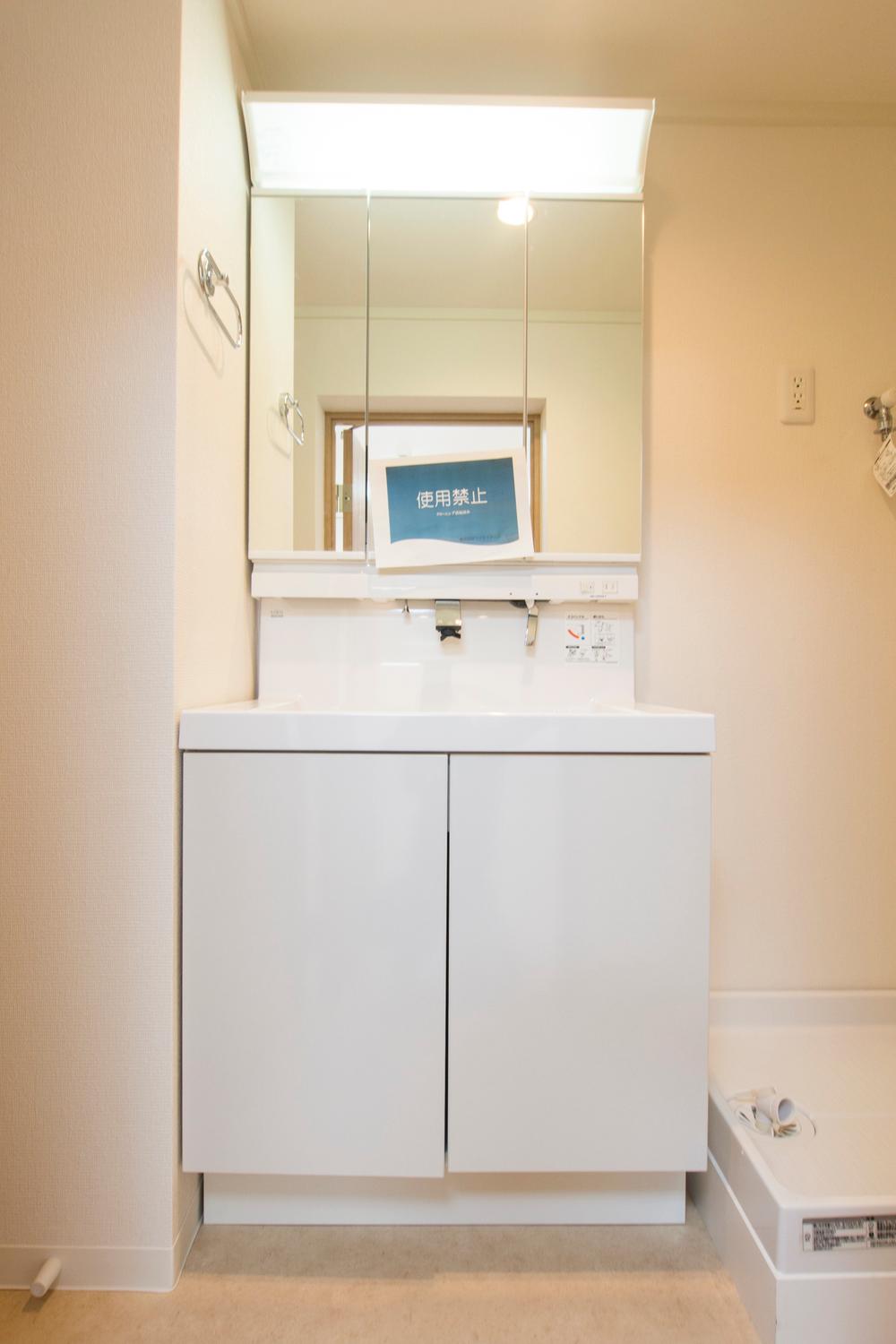 Wash basin, toilet. Indoor (12 May 2013) Shooting