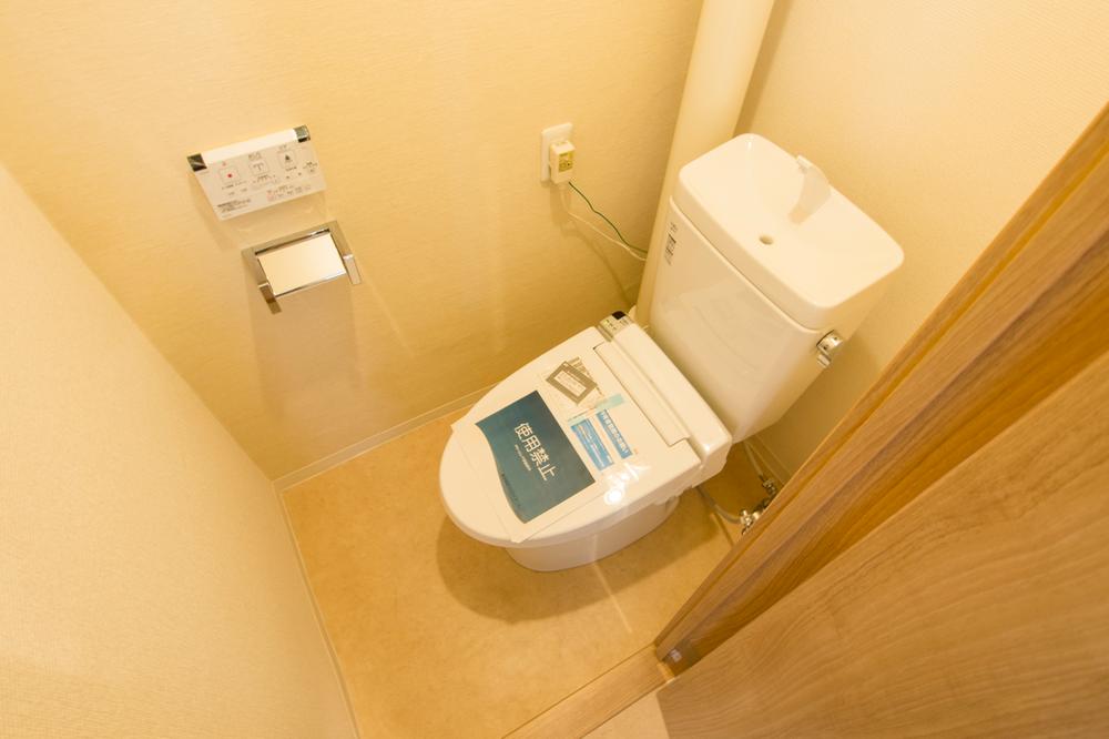 Toilet. Indoor (12 May 2013) Shooting