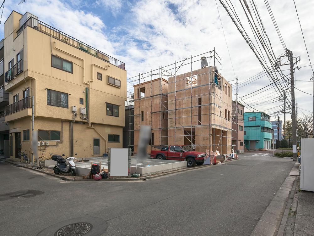 Local photos, including front road. This city in the child-rearing generation lined many popular Koto apartment, Children smile is full (December 2013) Shooting