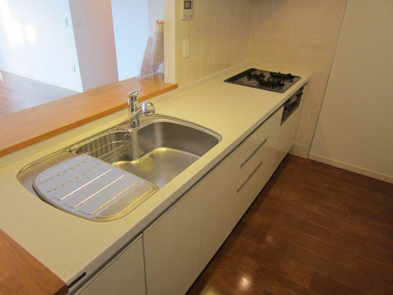 Kitchen. Popular system Kitchen. 5.1 Pledge of space that can be spacious to use it at the refrigerator.