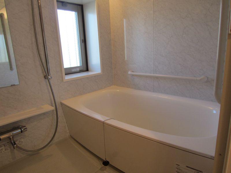 Bathroom. Windowed bathroom, Ventilation is well comfortable.