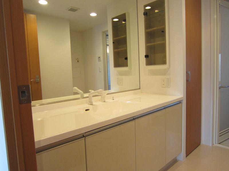 Wash basin, toilet. Independent wash basin that mirror is large available in Minna