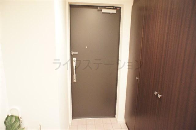 Entrance. Local (December 14, 2013) Shooting