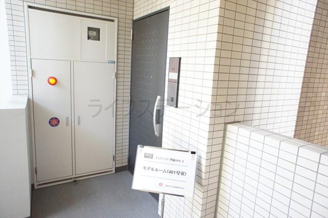 Entrance. Local (December 14, 2013) Shooting