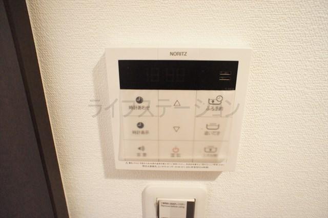 Other Equipment. Vibration Control ・ Seismic isolation ・ Earthquake resistant 						 / 							Seismic fit 						 / 							Immediate Available 						 / 							2 along the line more accessible 						 / 							It is close to the city 						 / 							System kitchen 						 / 							Bathroom Dryer 						 / 							Corner dwelling unit 						 / 							Yang per good 						 / 							Flat to the station 						 / 							High floor 						 / 							Security enhancement 						 / 							Bicycle-parking space 						 / 							Elevator 						 / 							Otobasu 						 / 							High speed Internet correspondence 						 / 							Warm water washing toilet seat 						 / 							TV monitor interphone 						 / 							High-function toilet 						 / 							Urban neighborhood 						 / 							Mu front building 						 / 							Ventilation good 						 / 							All living room flooring 						 / 							Good view 						 / 							Storeroom 						 / 							Pets Negotiable 						 / 							BS ・ CS ・ CATV 						 / 							Fireworks viewing 						 / 							Bike shelter 						 / 							All rooms facing southeast