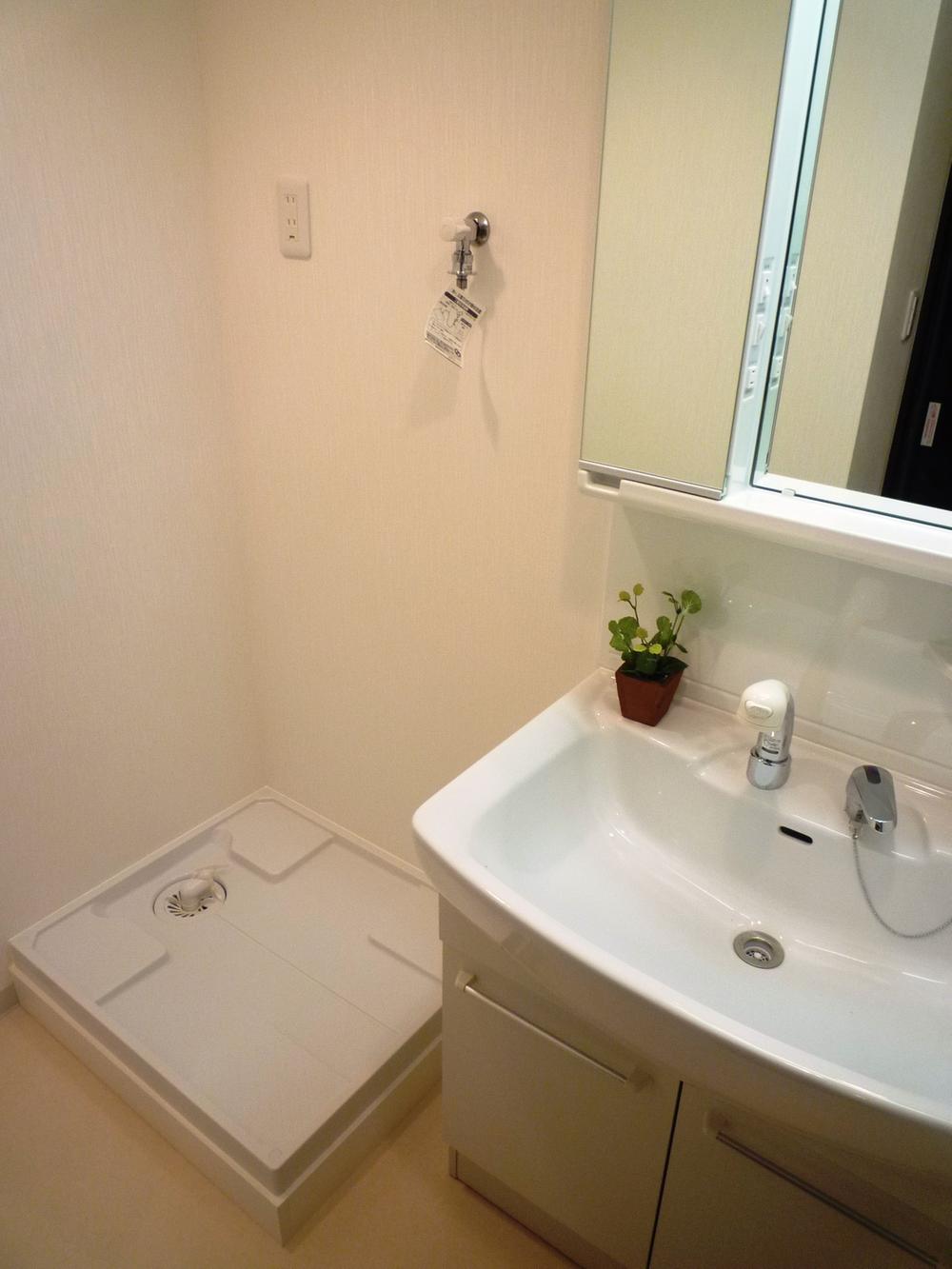 Wash basin, toilet. Indoor (11 May 2013) Shooting