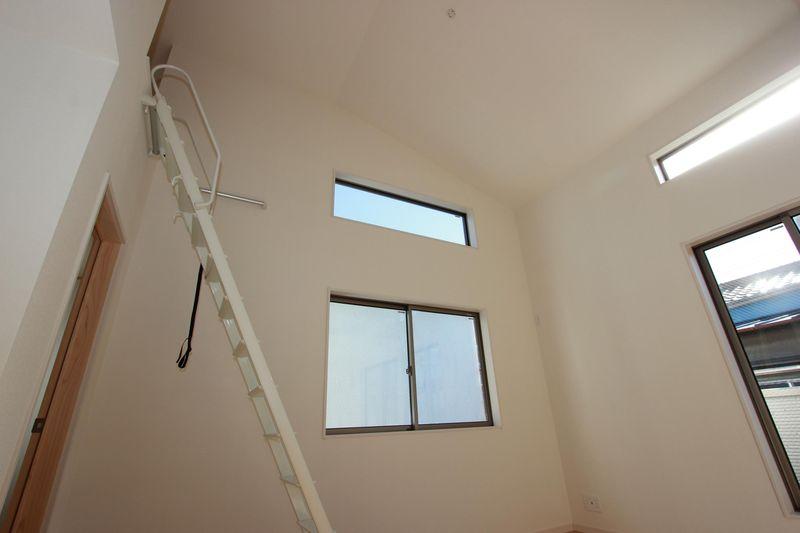 Living. Ceiling is high.