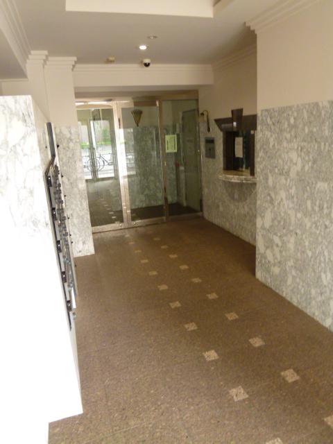 Entrance. Common areas