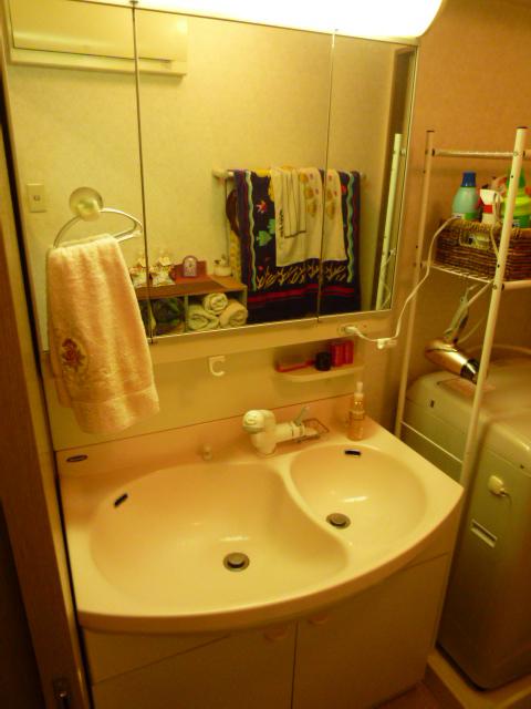 Wash basin, toilet. Indoor (11 May 2013) Shooting