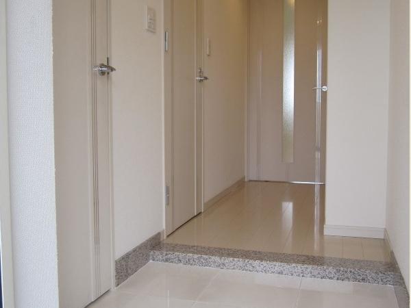 Entrance. Relaxed some entrance. TV monitor intercom complete peace of mind