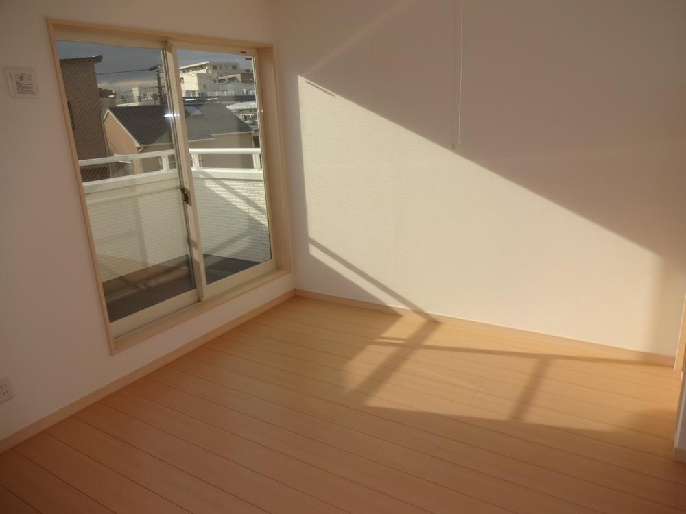 Same specifications photos (Other introspection). Because it is a day of very good properties, I think that this so as to be in bright rooms.