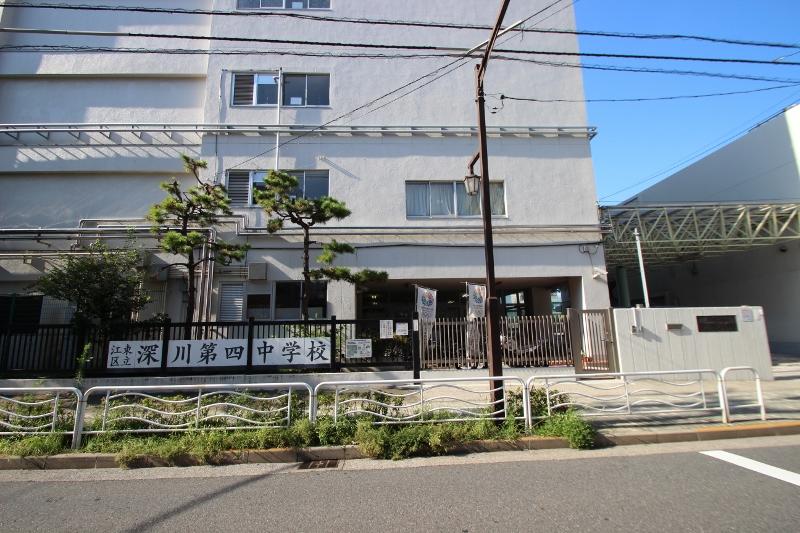 Junior high school. 200m to Shenzhen fourth junior high school