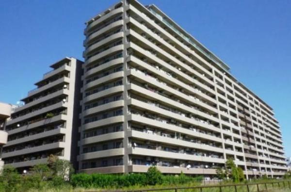 Local appearance photo. Steel reinforced concrete part reinforced concrete 14-storey apartment