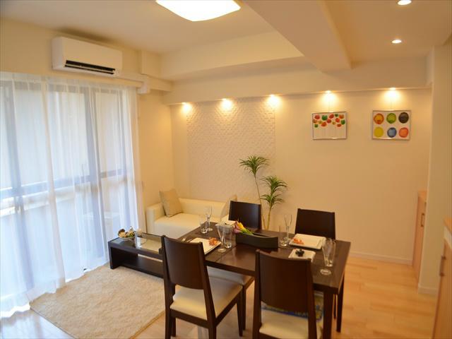 Living. Family in the living room of the air-conditioned reunion