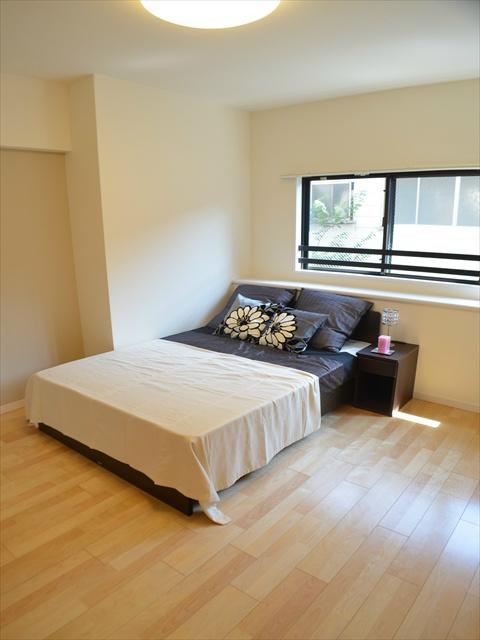 Non-living room. Bed with a Western-style