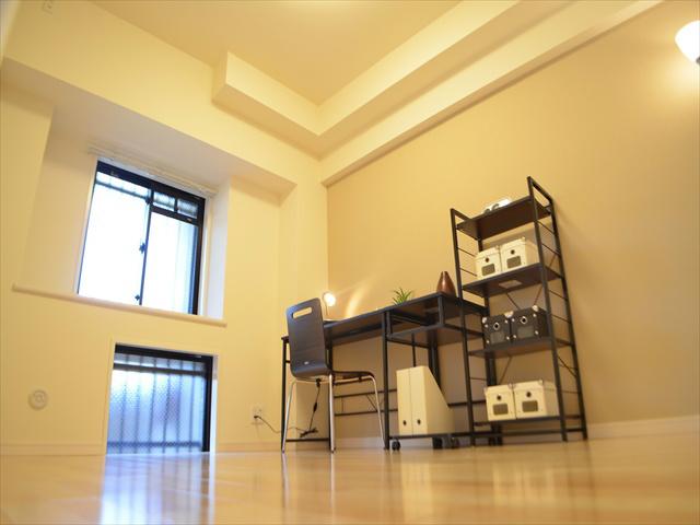 Non-living room. And then insert a bright light from the bay window