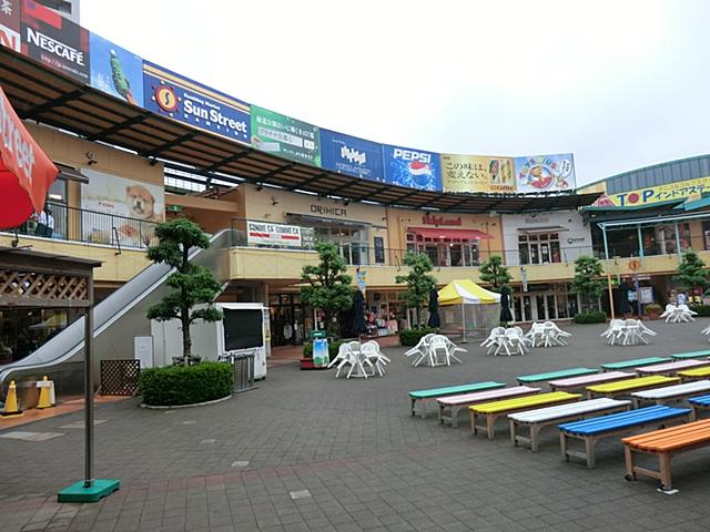 Shopping centre. 700m to San Street