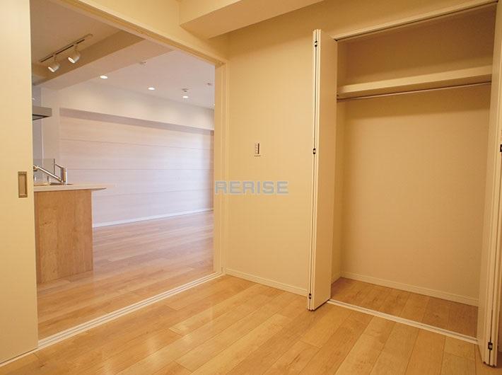 Non-living room. Living room is next to the Western-style