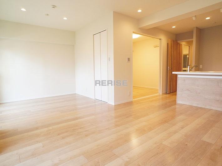 Living. Living sunny will look at the Tatsumi canal also on the second floor