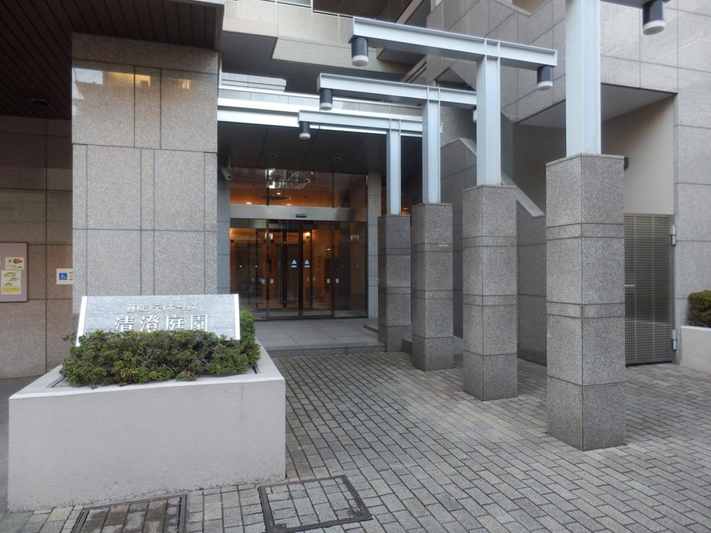 Entrance. Common areas