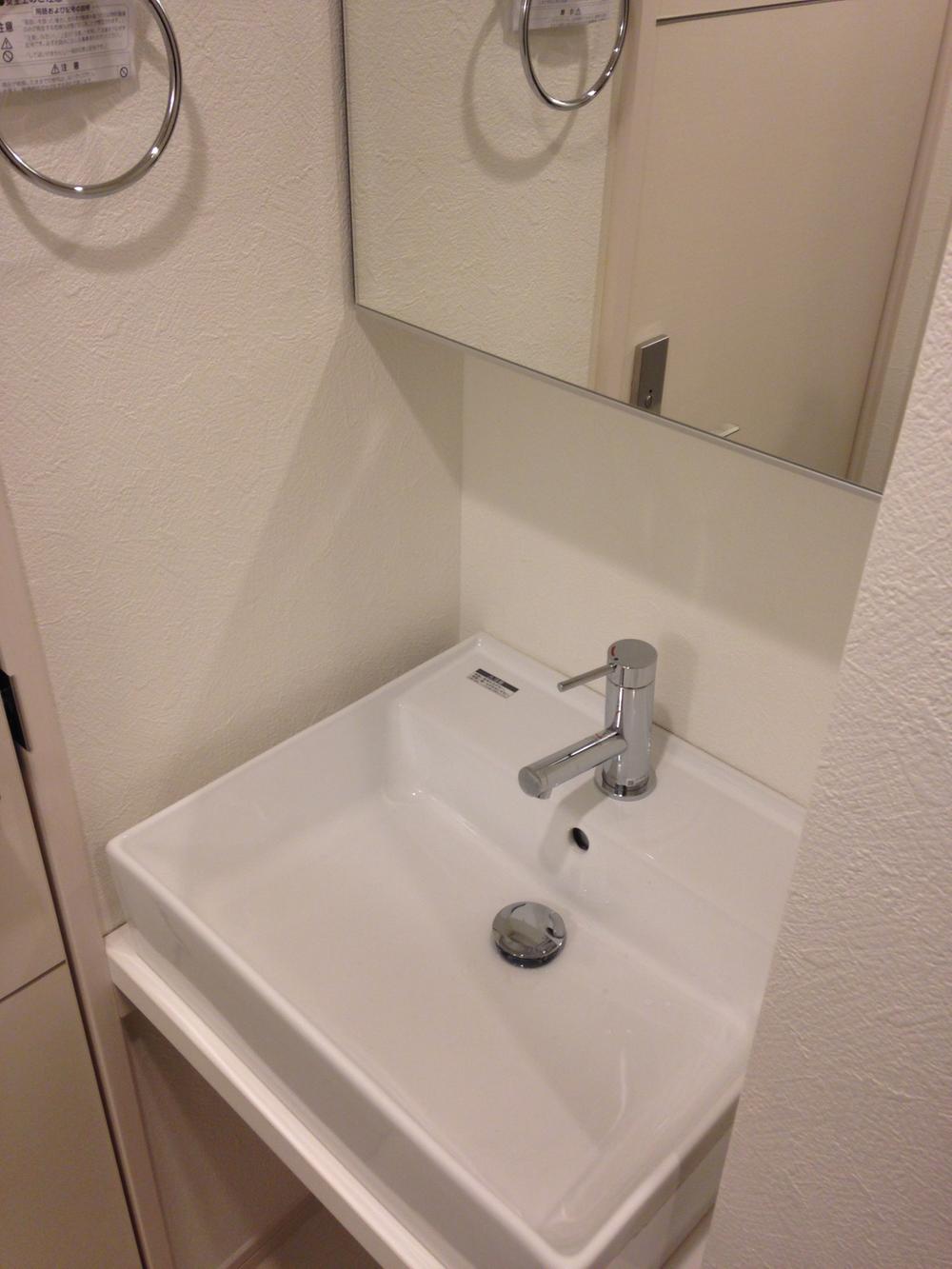 Wash basin, toilet. Indoor (12 May 2013) Shooting