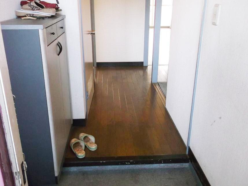 Entrance. Local (September 2013) Shooting