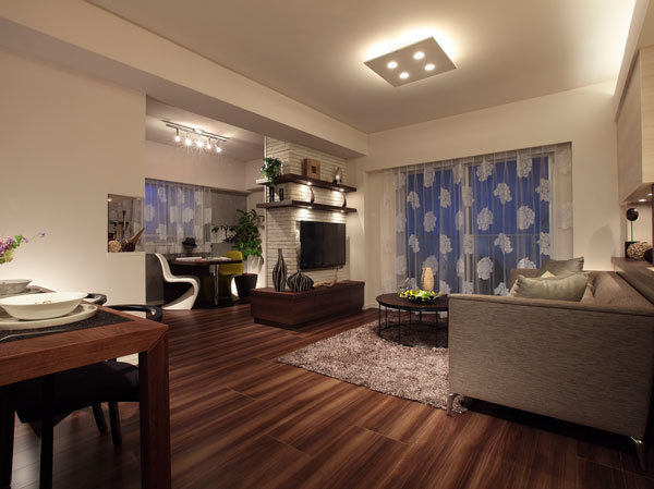 Living.  [living ・ dining] Family living room that everyone gather ・ Dining, Pursue a sincerely relaxing gatherings space, Breadth is ensured that there is room.  ※ In the apartment gallery, living ・ Dining facilities can be confirmed. (The room is different from the one of this sale)