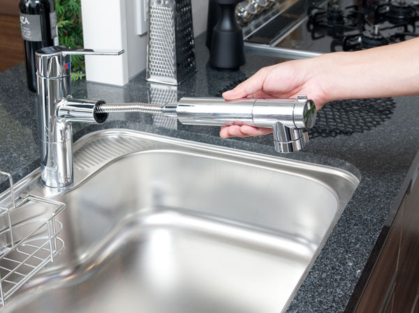 Kitchen.  [Water purifier integrated shower faucet] Water purification ・ Raw water ・ straight ・ Adopt a water purifier integrated shower faucet the switching of the shower can be easily lever operation. Water purification with warm water, you can shorten the time to boil because it can be used. Also, Nozzle is pulled out, Wash every corner of the sink.