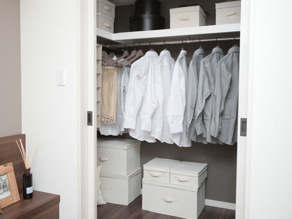 Receipt.  [Walk-in closet] Clothing is also like of course travel bag, Organize collectively ・ Installing the storage can walk in closet. Storage capacity is high walk-in closet brings a room to the entire room.