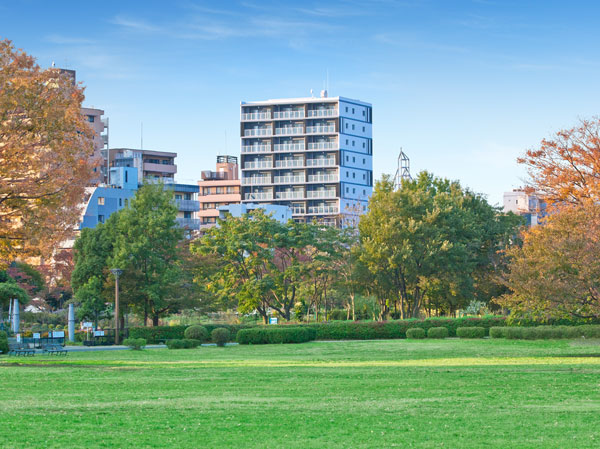 Buildings and facilities. To realize life from the house overlooking the Kiba Park. Spring of cherry, Fresh green of summer, You can feel in the five senses transitory of the four seasons of autumn leaves and Kiba Park. (Exterior Photos  ※ 2013 November shooting)