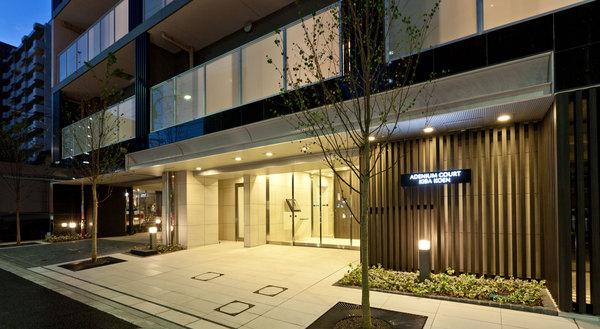 Buildings and facilities. Vertical grid and large-format tile woodgrain in the entrance around, By instal two contradictory texture, Achieve a design that warm yet modern. (Entrance Photos  ※ 2013 November shooting)