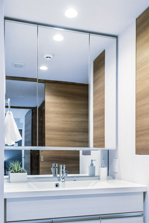 Bathing-wash room.  [Three-sided mirror back storage] The back of the wide triple mirror, It was provided with a storage space of the cabinet type. You can organize the clutter around basin with abundant storage capacity.
