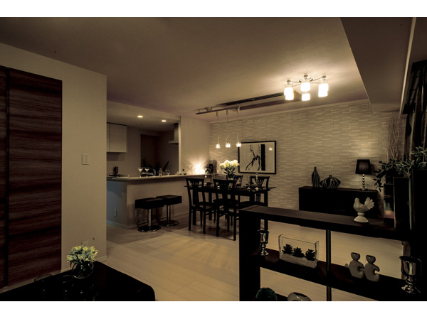 Living.  [living ・ dining] And sunshine plugging from the south side of the balcony window, Living feel the comfort of the sea breeze ・ dining.  Family bouncy nature and conversation gatherings with nature, It was aimed at such a relaxation of the space. Fulfilling housed adopted the well "out frame construction method (except for the part).", It can effectively utilize the space of the room, You can achieve a wide and easy-to-use furniture layout.