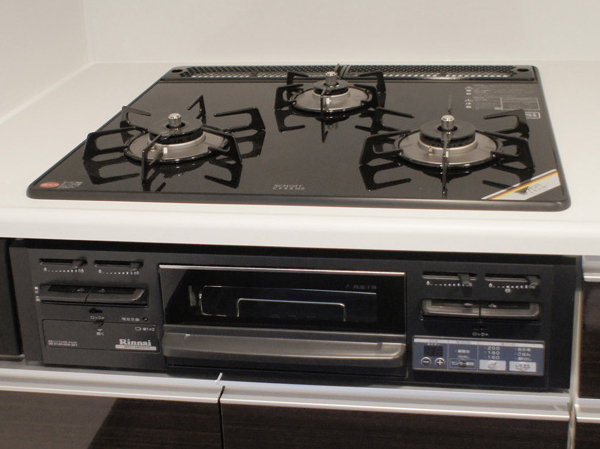 Kitchen.  [Three with grill mouth glass top gas stove] The top plate is beautiful glass top that combines the functionality and design of the gas stove. So flat it wiped off easily dirt at any time. Glass top is made in Germany of the shot, Inc..