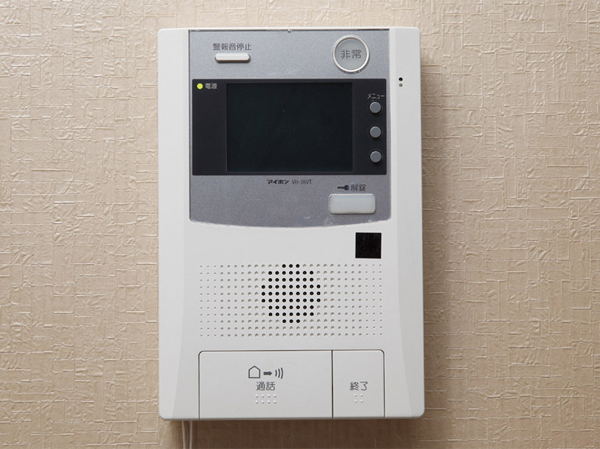 Other.  [Intercom with color monitor] In conjunction with dwelling units within the intercom to set entrance, Install the camera. It can be released from the check the visitor in the video and audio.