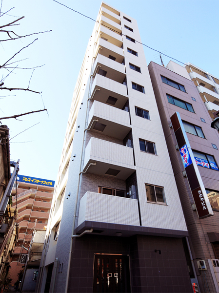 Buildings and facilities. Private Residence "Rivushiti Monzennakacho" was born on this land close to feel the water and greenery while in the city center. Ginza ・ Located near the Nihonbashi area, Fun Mel quality urban life at will the shopping and gourmet begins. (Exterior Photos / 2013 February shooting)