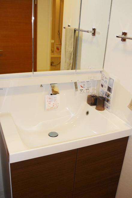 Wash basin, toilet. Wash basin also been new exchange