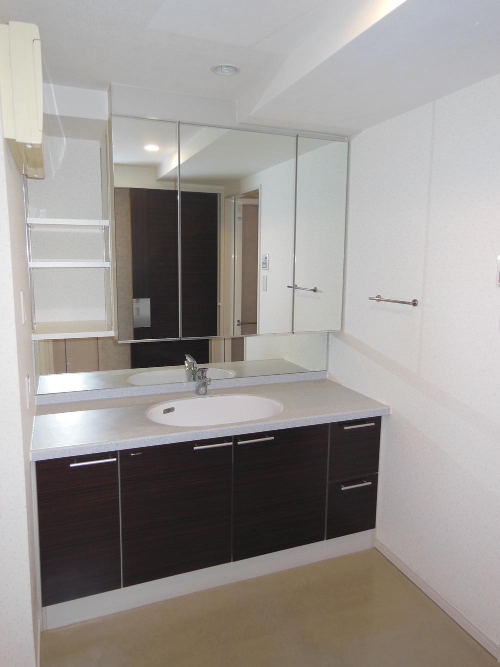 Wash basin, toilet. Indoor (11 May 2013) Shooting