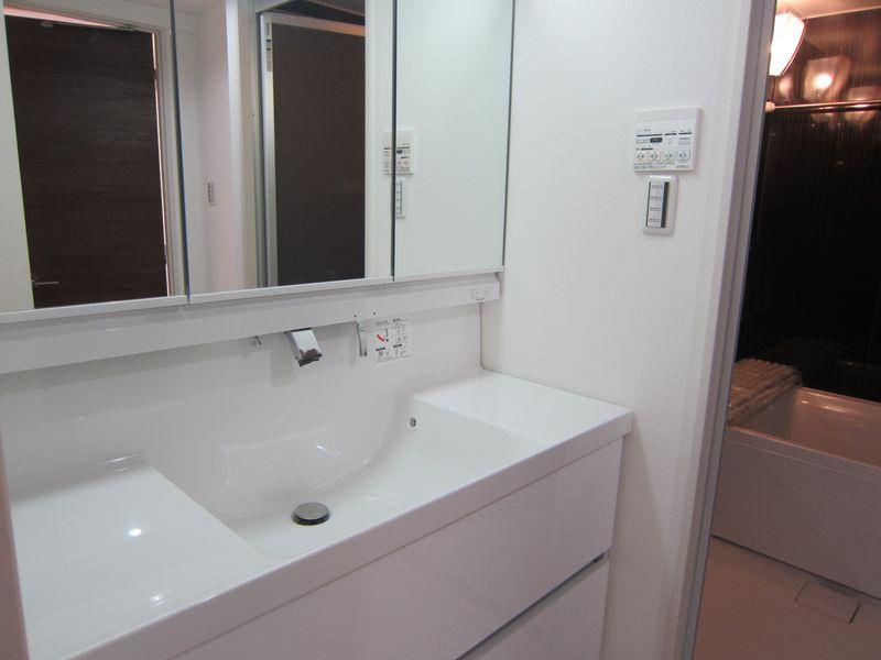 Wash basin, toilet. Independent wash basin mirror and easy-to-use large