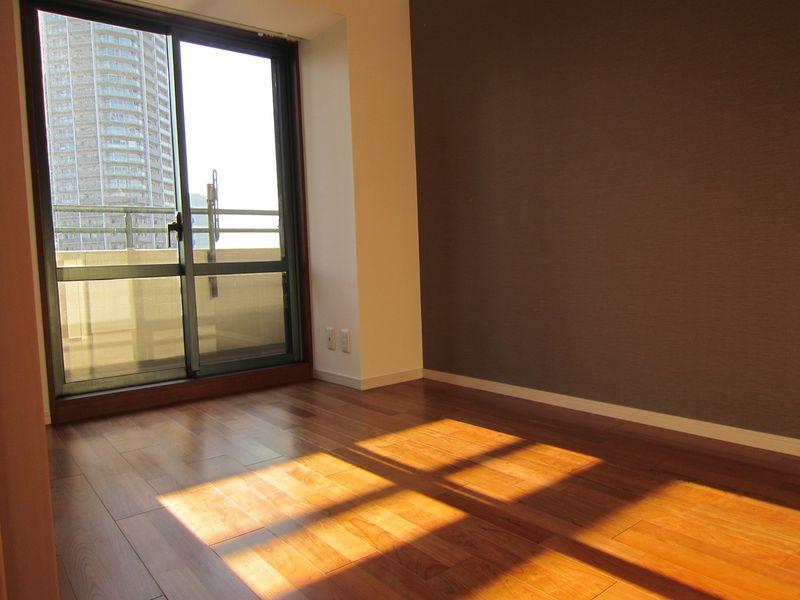 Non-living room. Bright Western-style 5 Pledge facing the balcony.