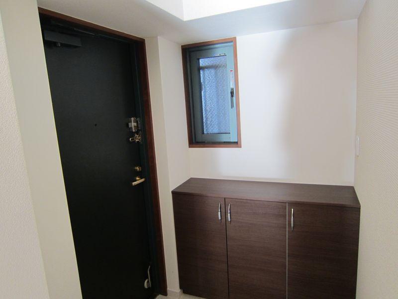 Entrance. Entrance, Shoe box