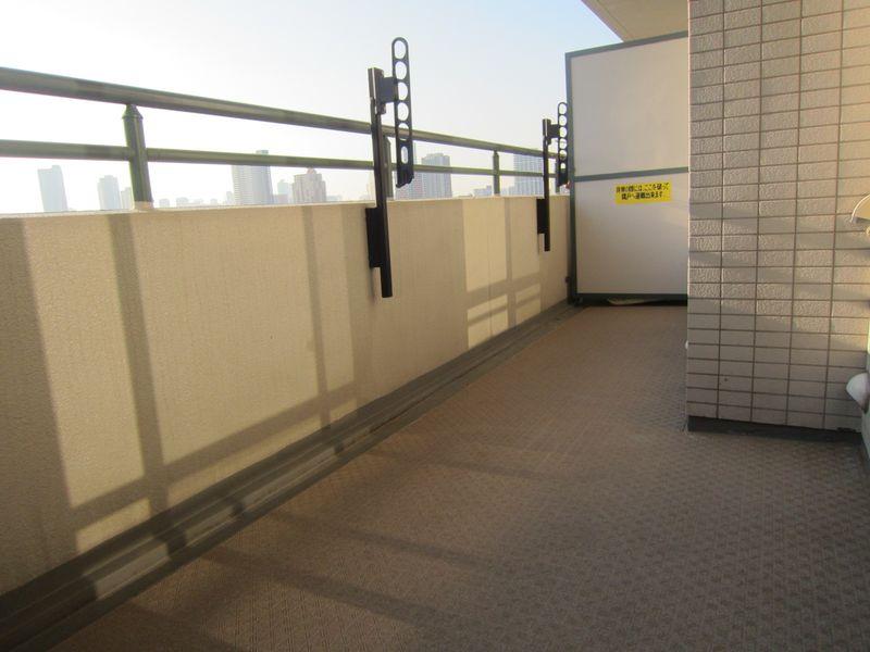 Balcony. Southwest balcony good view facing the Toyosu canal.
