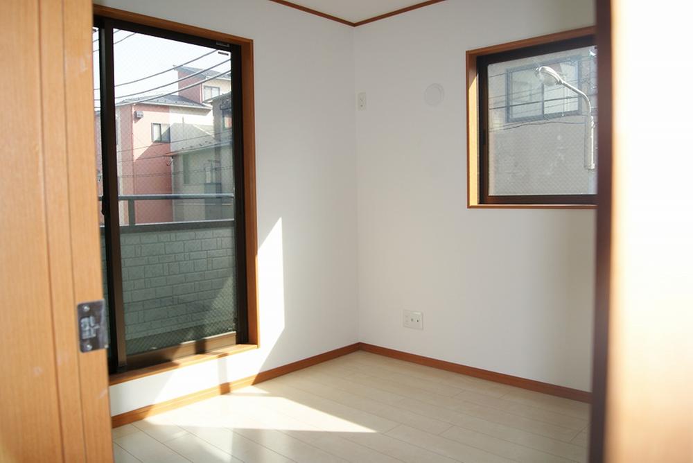 Non-living room. Shooting sun plug at around 14, It is still bright!