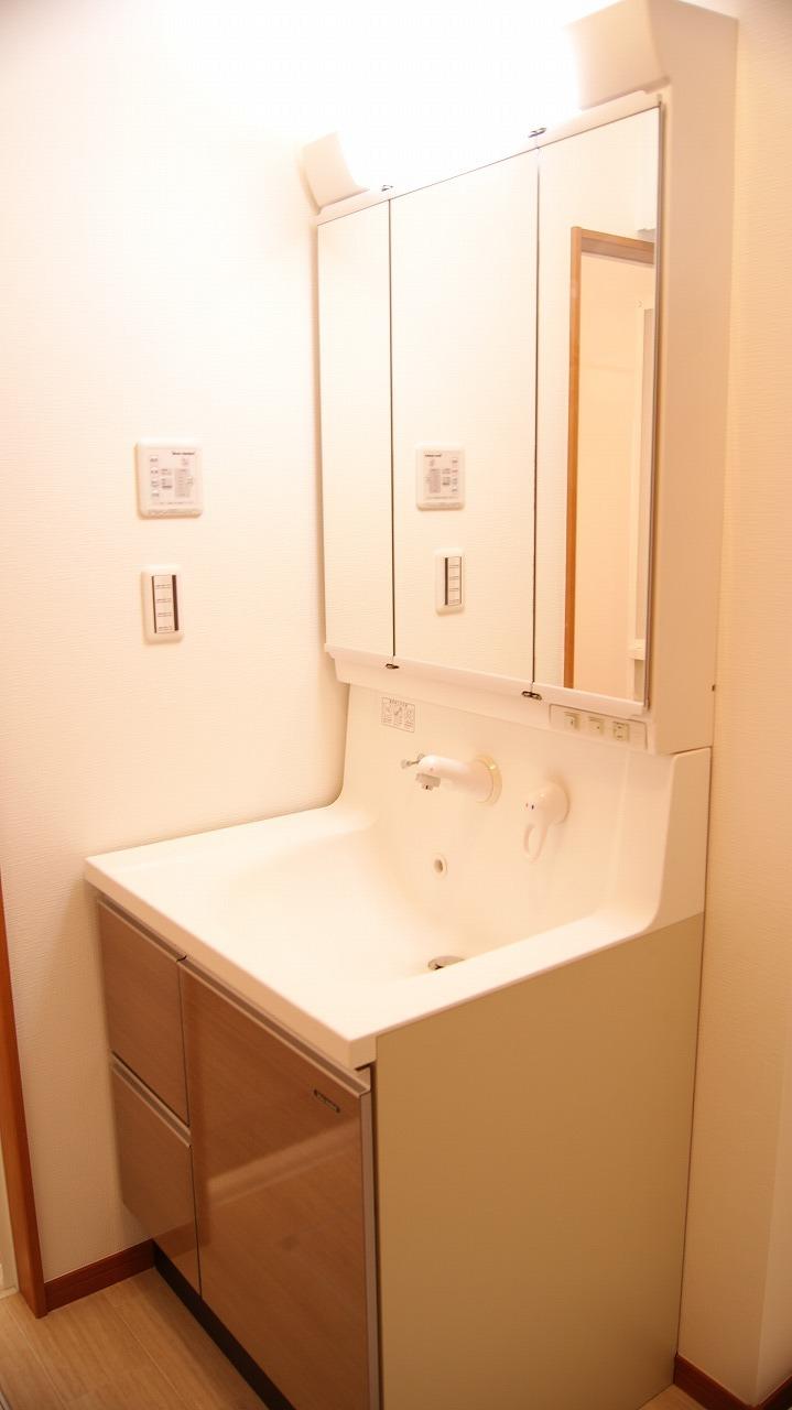 Wash basin, toilet. Washstand that simple, of flawless