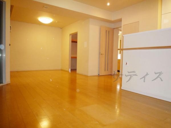 Living. Southeast-facing residence! Pet breeding Allowed!