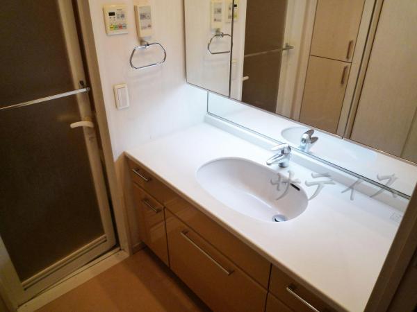 Wash basin, toilet. Wash basin