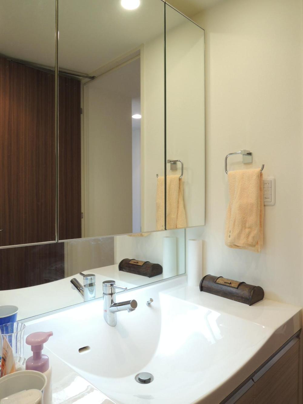 Wash basin, toilet. Indoor (12 May 2013) Shooting