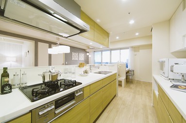 living ・ Island kitchen with a view to enjoy the dining over. And stand here, living ・ Since the dining also Western-style (2) also overlooks, While the housework, You can watch the state of the child