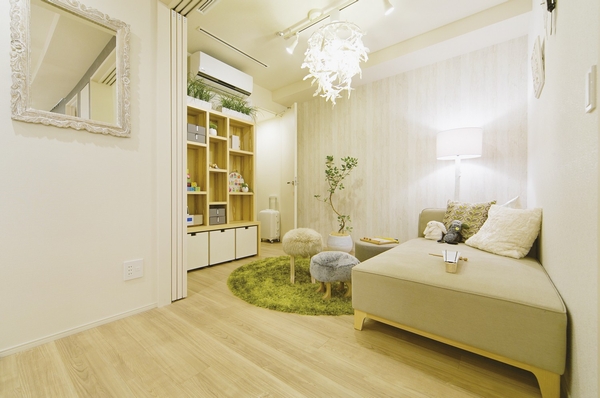 It opens the sliding door, living ・ As dining and space integrated, Western-style rooms that can be used as a private room if Shimere (2). As an open hobby space or guest bedroom is the case of the life of a married couple Futari, As a children's room that voice is applied at any time in the case of families with children. According to the life style and scene, You can use the multi-purpose