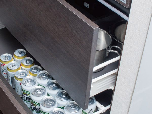 Kitchen.  [Soft closing function] Under the sink storage ・ The hanging cupboard, Speed ​​fell in the middle by pressing strongly pull the, It is software with a closing function close to slowly quiet.